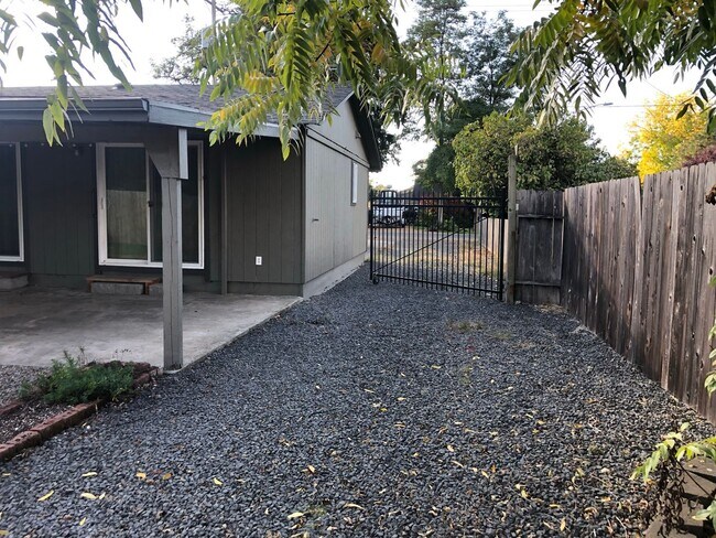Building Photo - 3 bedroom 2 bathroom house in Thurston!