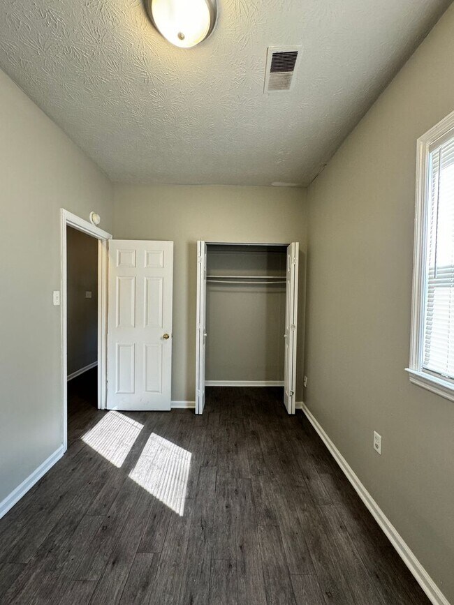 Building Photo - New Paint and Flooring!Remodeled 2 Bedroom Downtown!