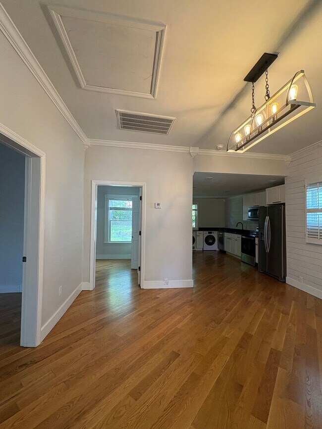 Building Photo - 2 bedroom 2 Bath House
