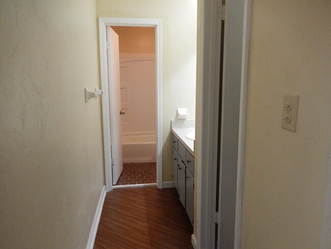 Building Photo - 913 Tamarack Ave