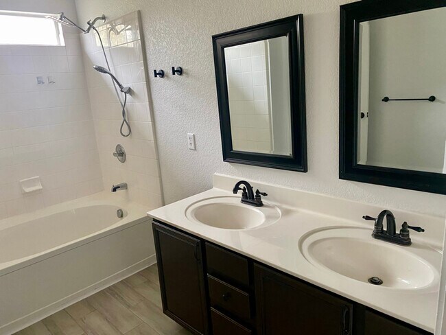 Building Photo - 14735 Bending Point