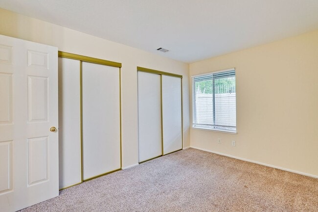 Building Photo - Cute One Bedroom Condo with Central AC and Heat.