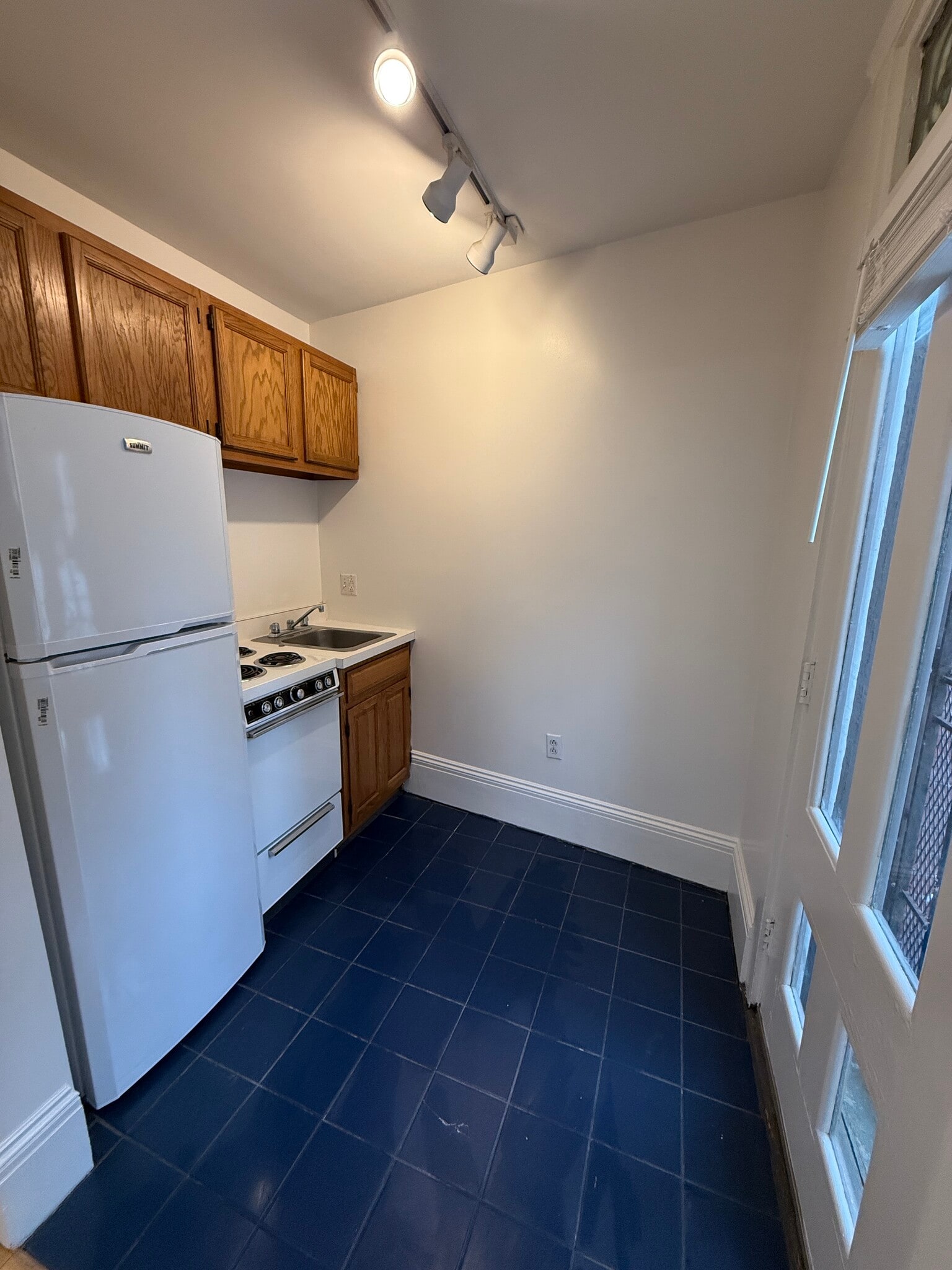 Building Photo - 6 Milford St