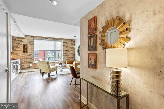 Building Photo - Practically new 1bd/1ba steps to Logan Cir...