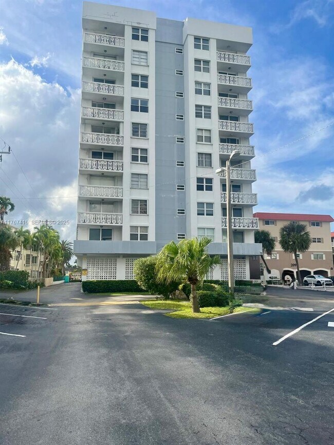 Building Photo - 3113 S Ocean Dr
