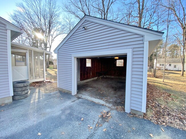 Building Photo - 3 Bedroom 1 Bathroom House Essex Junction