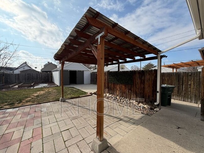 Building Photo - 648 East Pl