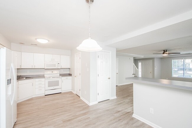 Building Photo - 2 Bedroom 2.5 Bathrooms in South Chesapeake