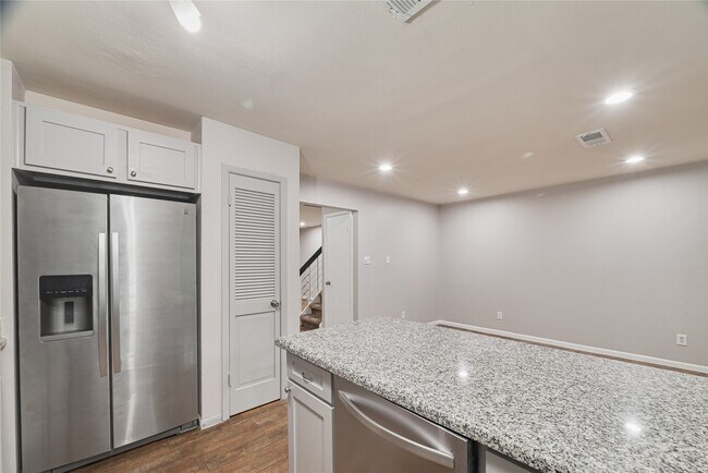 Building Photo - 2425 W Settler's Way