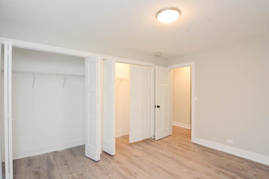 Building Photo - 535 W Surf St