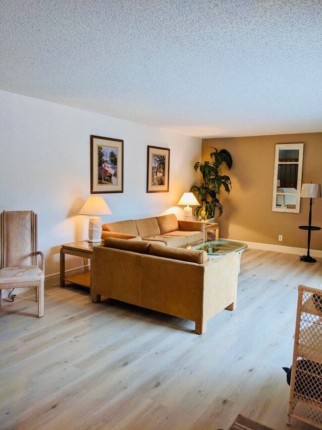 Building Photo - 2/2.5 Stuart Townhome near Intracoastal