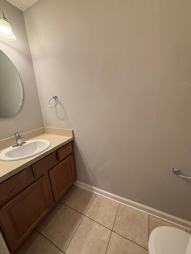 Building Photo - 3 Bed 2.5 Bath Pet Friendly End Unit Townhome in Gate Community with 2 Car Garage!