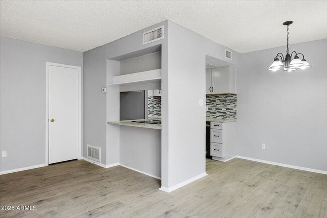 Building Photo - GORGEOUS Updated 2 bedroom Condo in Old To...