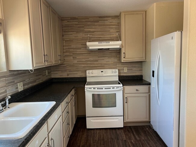 Building Photo - 2 br/ 2 bath home for rent