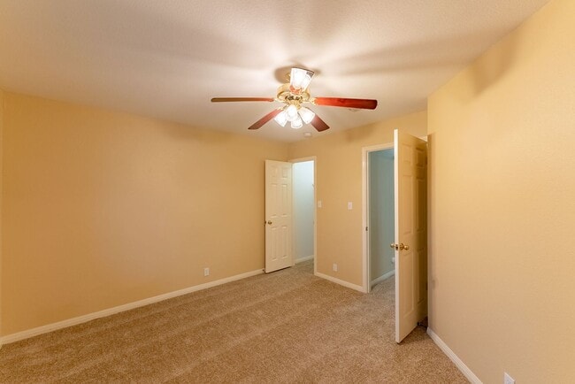 Building Photo - Spacious and stunning 4 bed 3.5 bath in Austin!!!