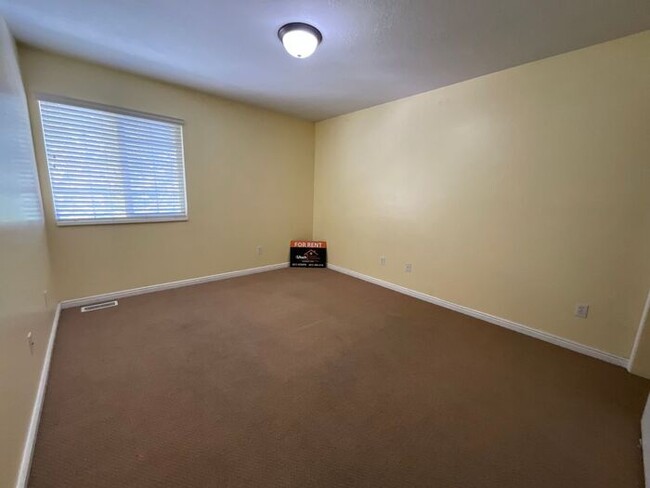 Building Photo - 6 bedroom 3 1/2 bathrooms 2 car garage Lar...