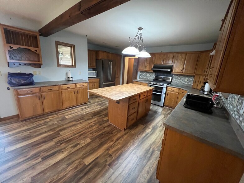 Building Photo - 2477 28 1/2 St