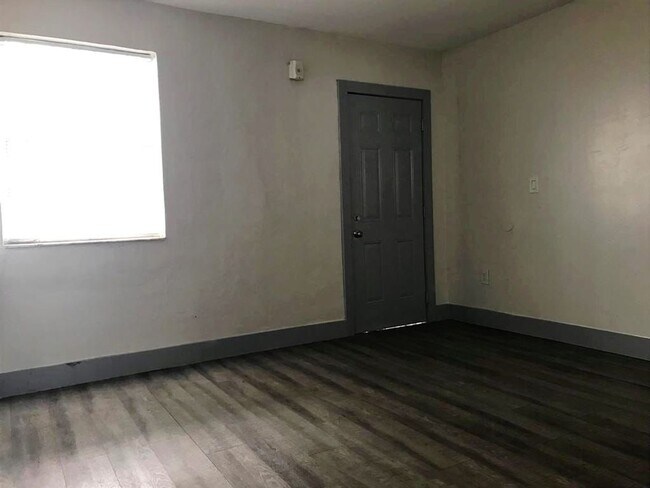 Building Photo - Ground Floor 2 Bedroom Just steps to Wynwood