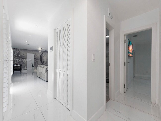 Building Photo - 6951 Miami Lakeway S