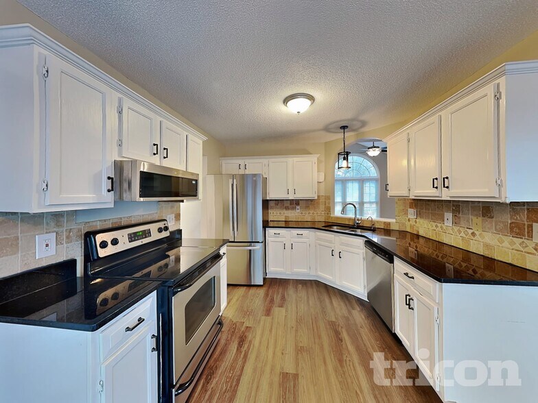 Building Photo - 703 Players Ct