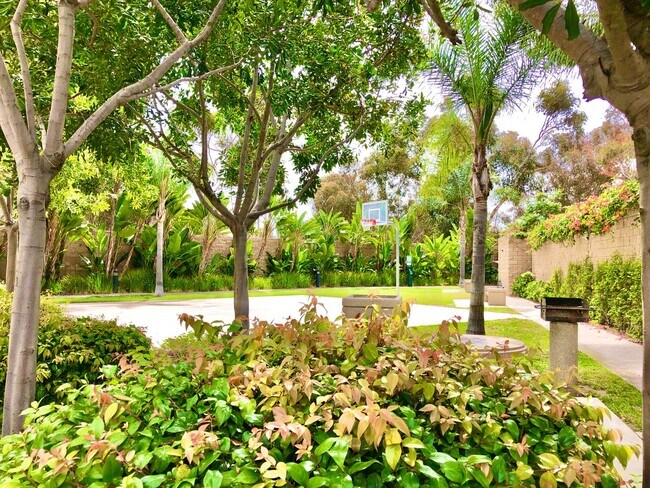 Building Photo - Beautifully Upgraded & Appointed End Condo...