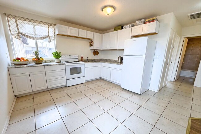 Building Photo - 1702 W Shangri La Rd