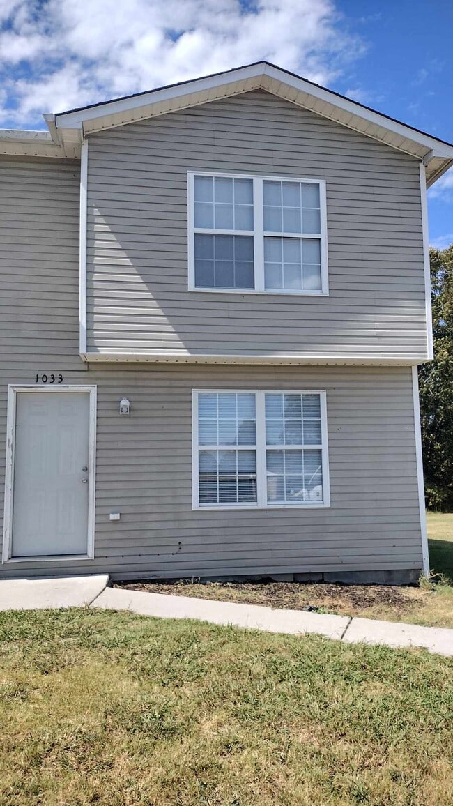 Building Photo - 1035 Bluebird Ln