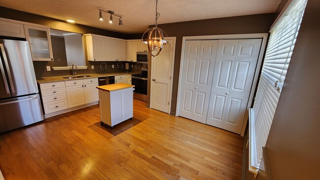Building Photo - Updated, spacious townhome close to the in...