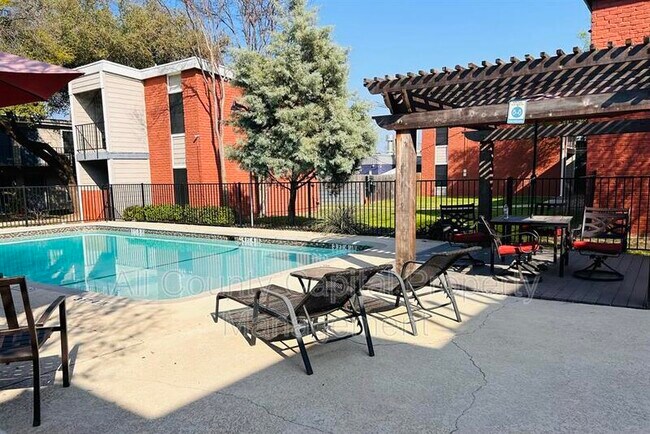 Building Photo - 5426 Menchaca Rd