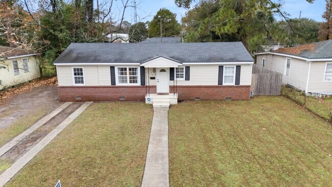 Building Photo - Charming 3BR Home + Bonus Room Near Downtown Savannah & Tybee Island