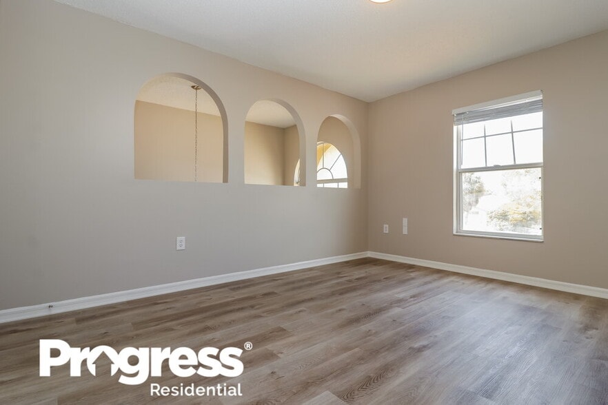 Building Photo - 5342 Woodridge Ln