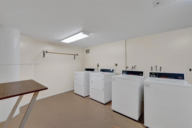 Building Photo - 1351 NE Miami Gardens Dr