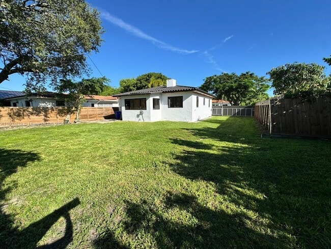 Building Photo - 2210 SW 25th St