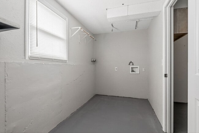 Building Photo - Gorgeous 3/2 townhome in Blue Springs!