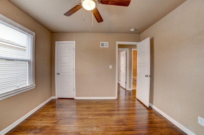Building Photo - 3 Bed / 1 Bath in Tulsa!