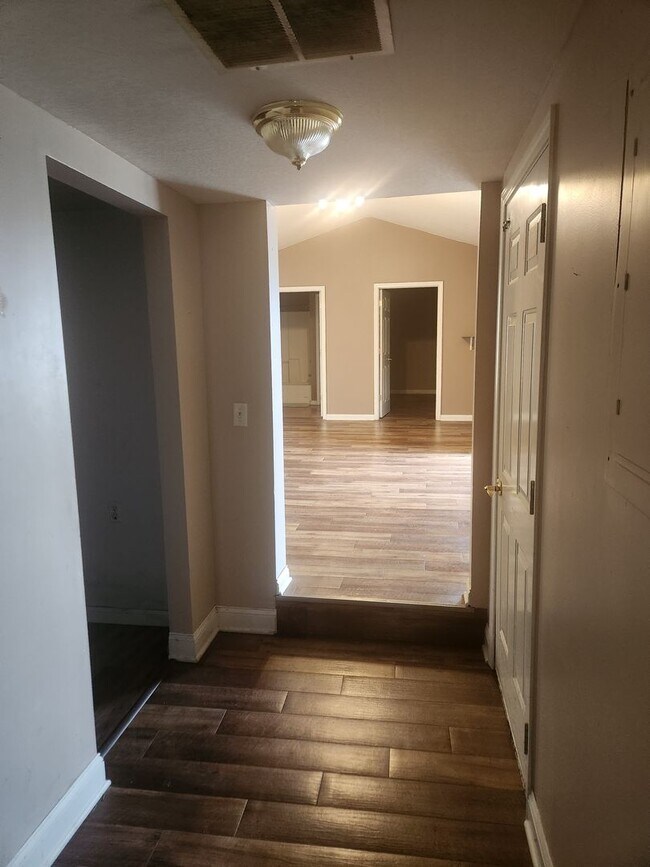 Building Photo - 3 Bedroom - 2 Bath in Auburn - Ranch