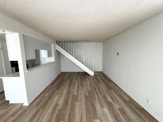 Building Photo - Remodeled McKeon Townhome