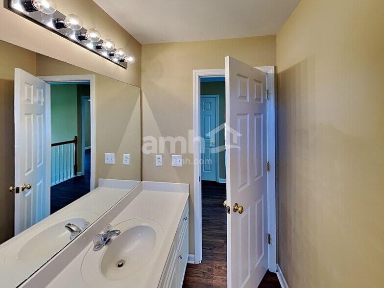 Building Photo - 104 Lance Park Cir