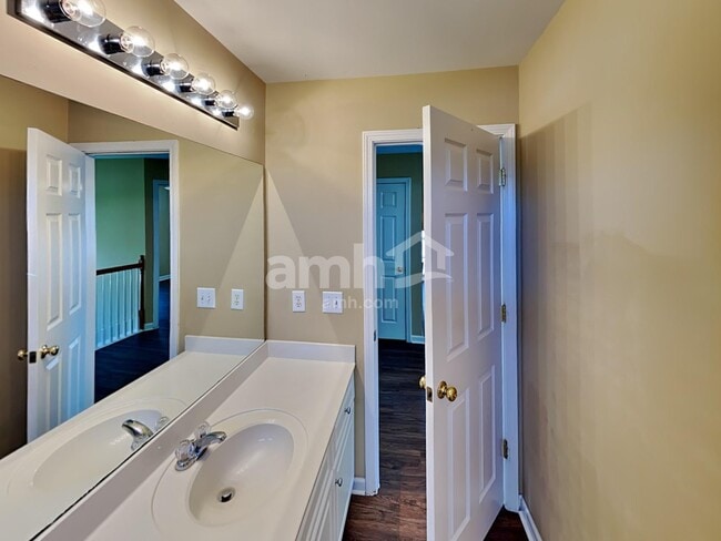 Building Photo - 104 Lance Park Cir
