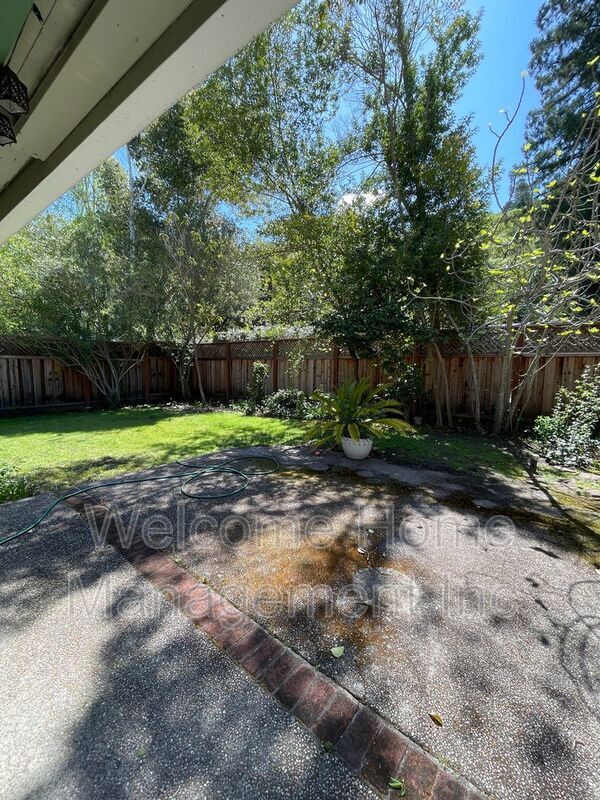 Building Photo - 2561 Olympic Blvd