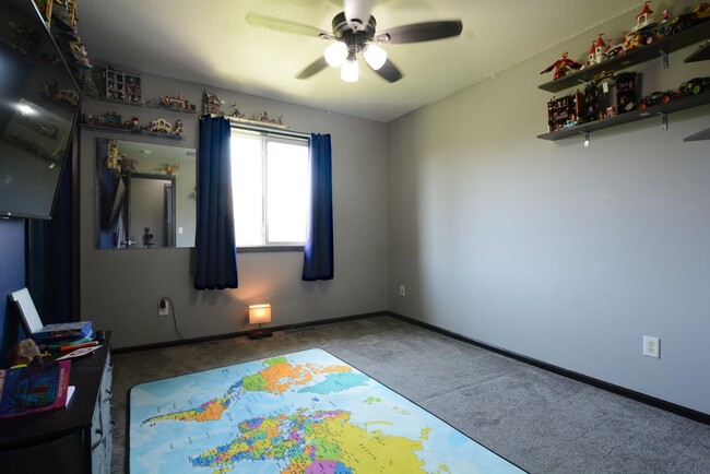 Building Photo - Spacious 4-Bedroom Gem in Buffalo with 3-C...