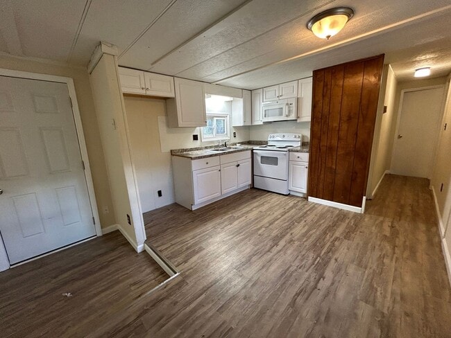 Building Photo - 2 Bedroom, 2 Bathroom- 153A Lone Oak Rd