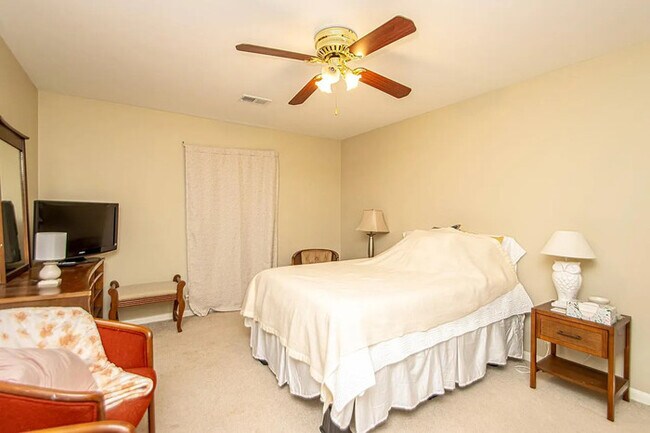 Building Photo - 2 bedroom 1.5 bath townhome in Hillcrest