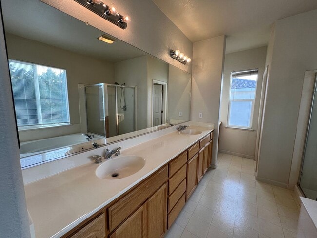 Building Photo - Large Two Story Crossroads Home!