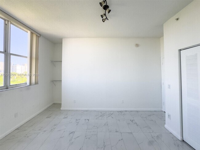 Building Photo - 1350 NW 8th Ct