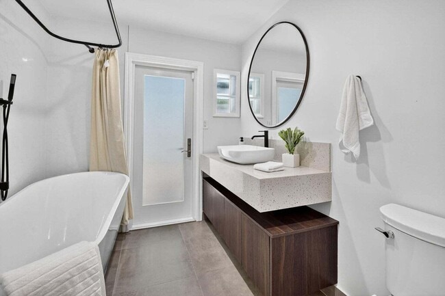 Building Photo - 714 SW 25th Ave