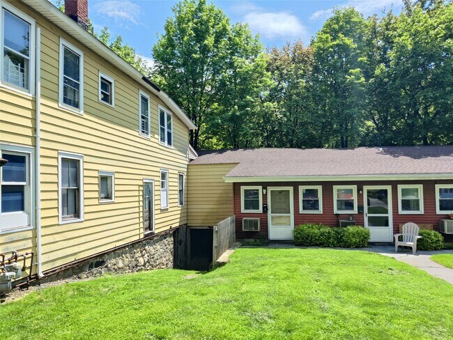 Building Photo - 28 Vineyard Ave