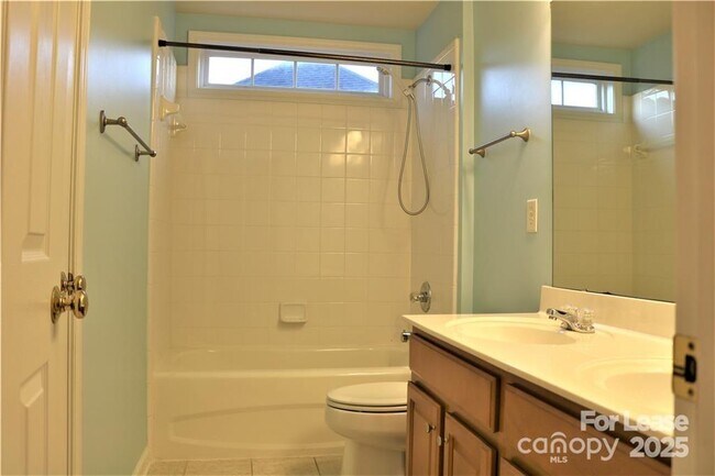 Building Photo - 913 Lillieshall Rd