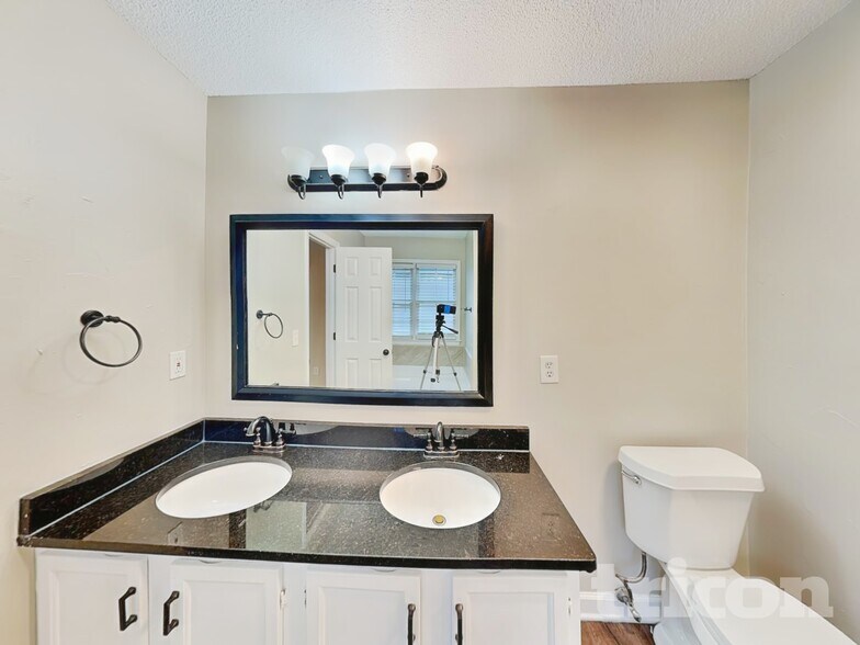 Building Photo - 703 Players Ct