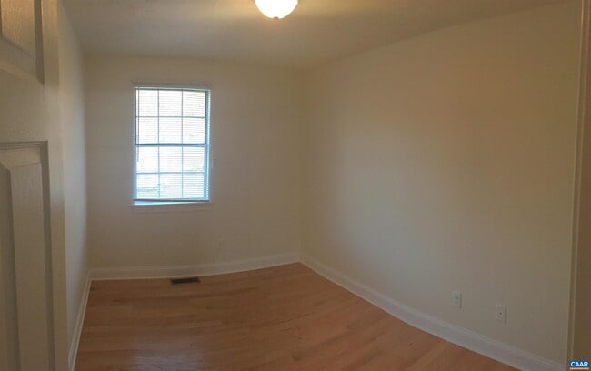 Building Photo - 121 Longwood Dr